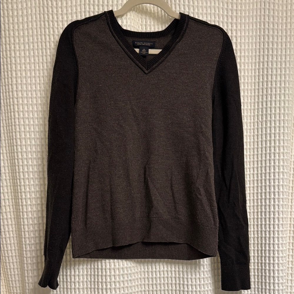 Banana Republic Men's V-Neck Sweater - Dark Brown and Black